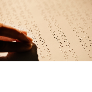 Le bout des doigts touchant une page de braille