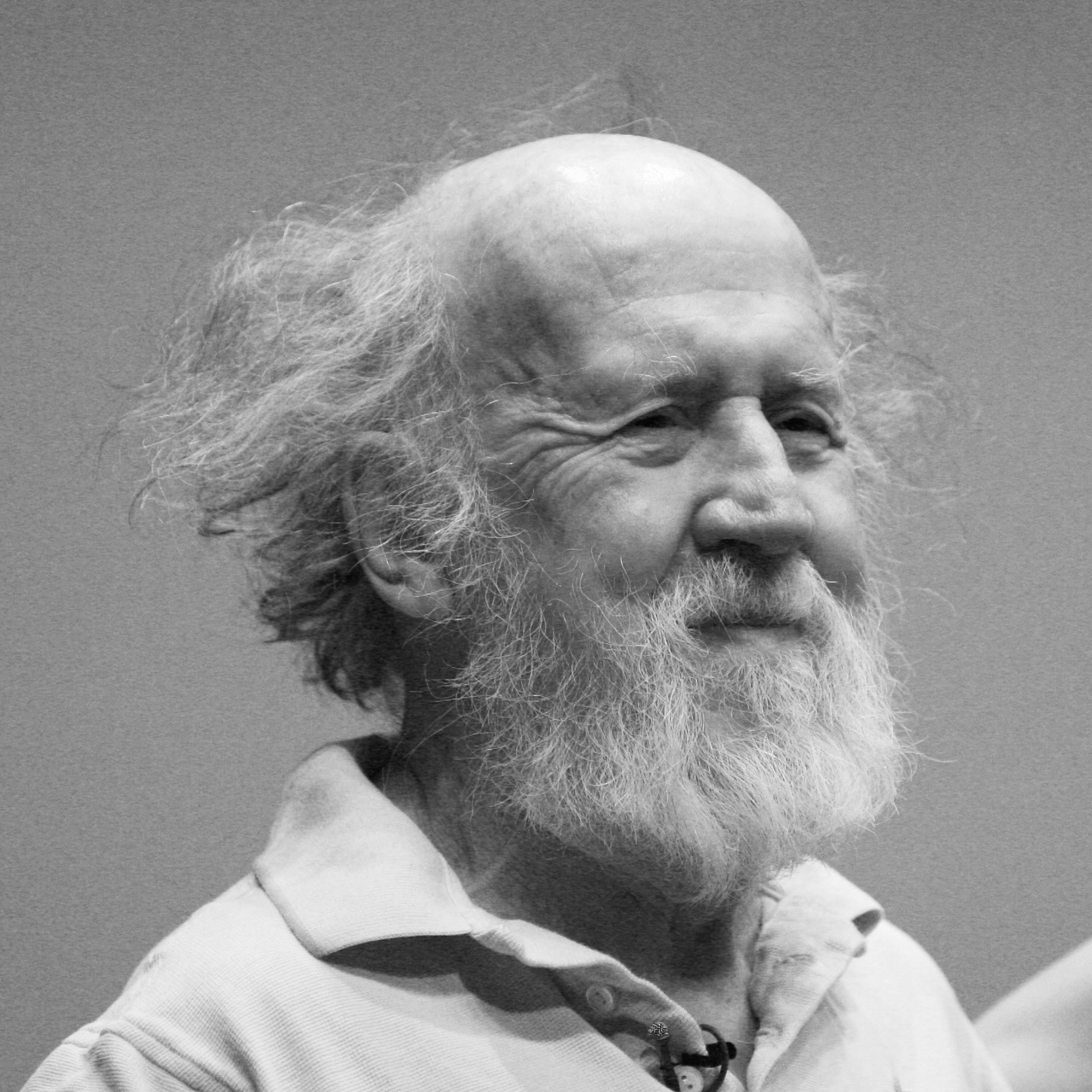 Portrait d'Hubert Reeves en noir et blanc.