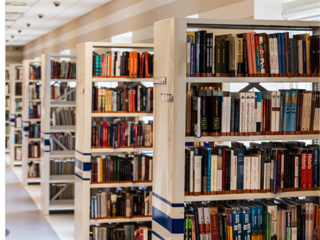 Étagères de livres dans une bibliothèque.