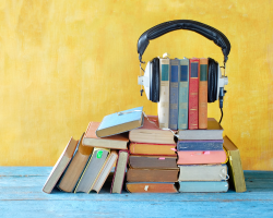 Une pile de livres porte un casque.
