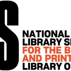 Logo NLS. En texte gras, les lettres NLS apparaissent en noir. A côté de cela, dans un texte plus petit apparaît ce qui suit : National Library Service for the Blind and Print Disabled, Library of Congress