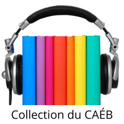 Des écouteurs sont placés autour d’une pile de livres aux couleurs de l’arc-en-ciel. Ci-dessous se trouvent les mots Collection du CAÉB