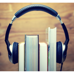 Les écouteurs sont attachés à 4 livres à couverture rigide comme s'ils écoutaient les livres.