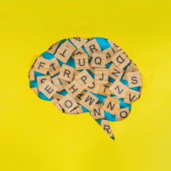 une bulle de dialogue en forme de cerveau comporte des tuiles avec diverses lettres dispersées sur la bulle.