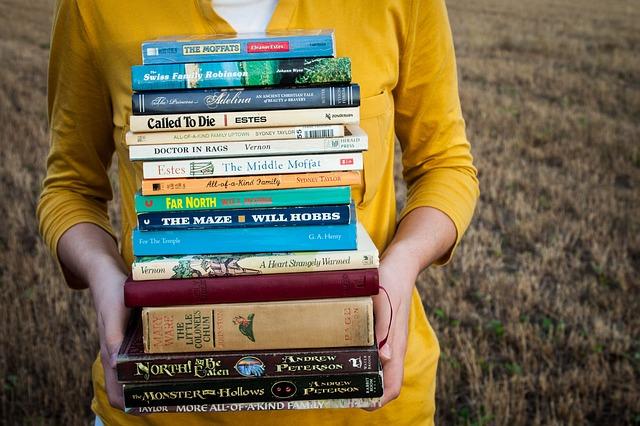  femme portant une pile de livres