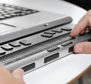 Brailliant device connected to a laptop