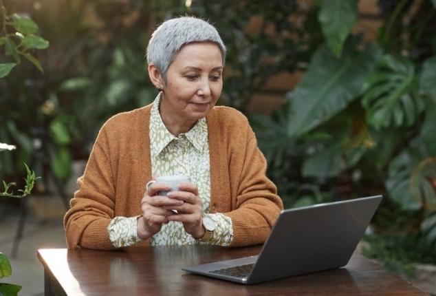 une femme âgée devant un ordinateur