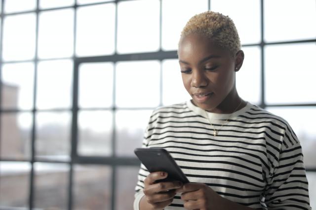 Une femme utilisant un appareil mobile