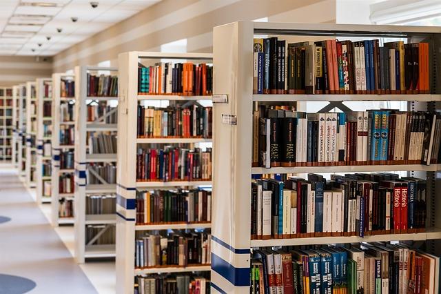 étagères de livres dans une bibliothèque